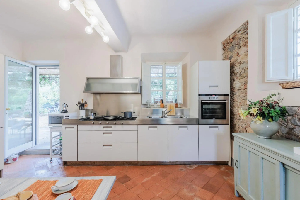 Badia Farmhouse in Badia Cantignano