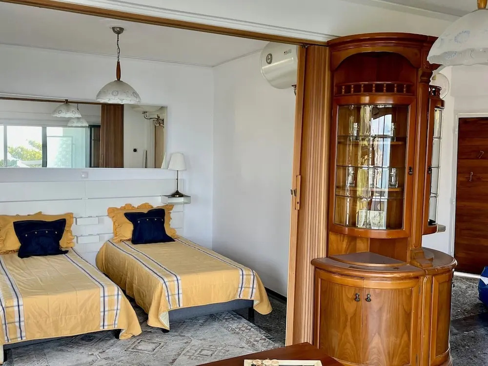 Stunning View Seaside 1-bed Apartment in Saronida