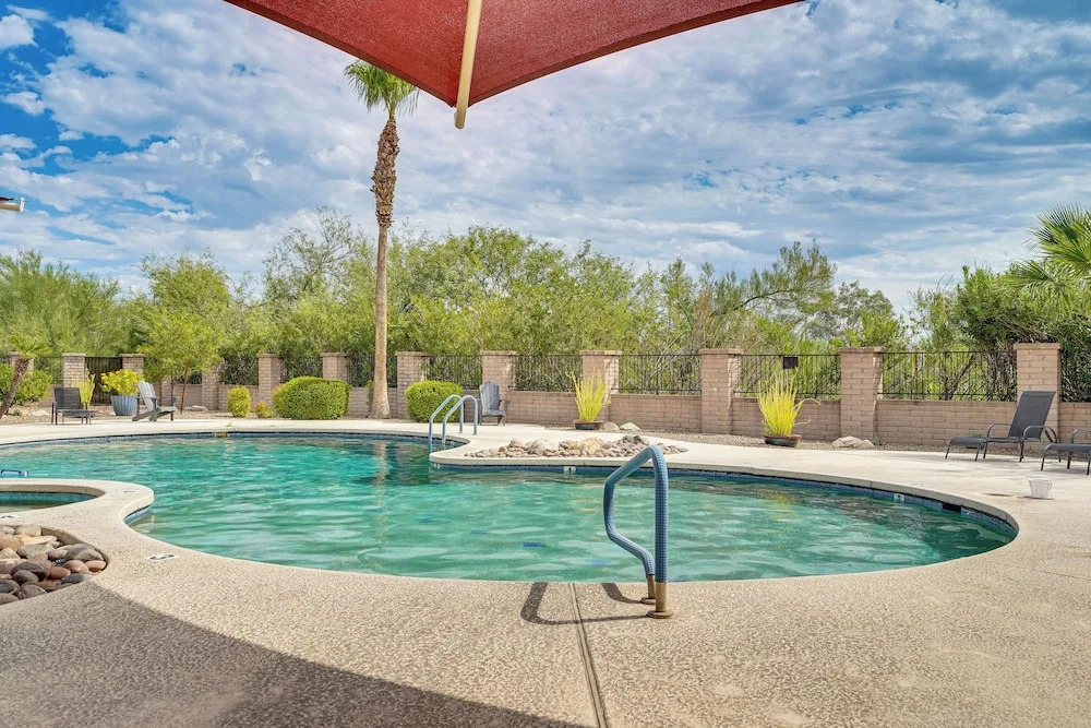 Mtn-view Townhome w/ Pools: 5 Mi to Sabino Canyon!