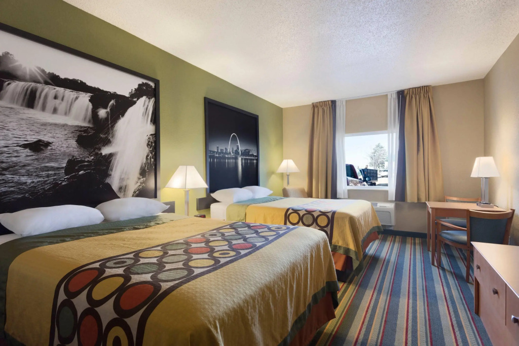 Super 8 by Wyndham Lees Summit
