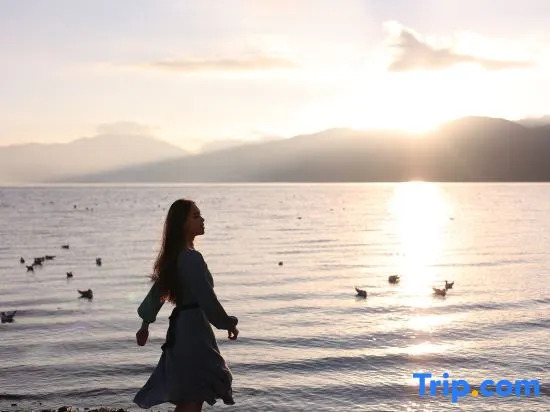 Yan sit lake view luxury B&B (Lugu Lake pig trough boat tour lake big falling water village store)