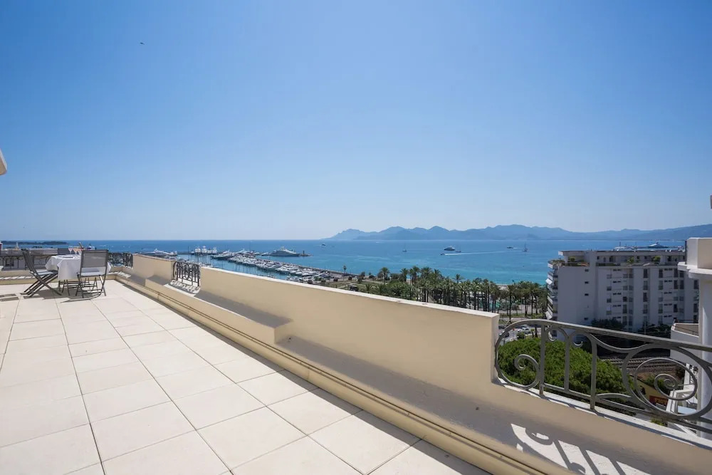 Art Deco Apartment terrace by Weekome