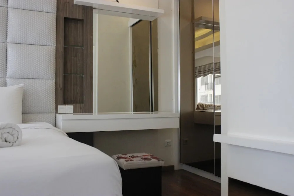 Spacious Studio Room at The Jarrdin Cihampelas Apartment By Travelio