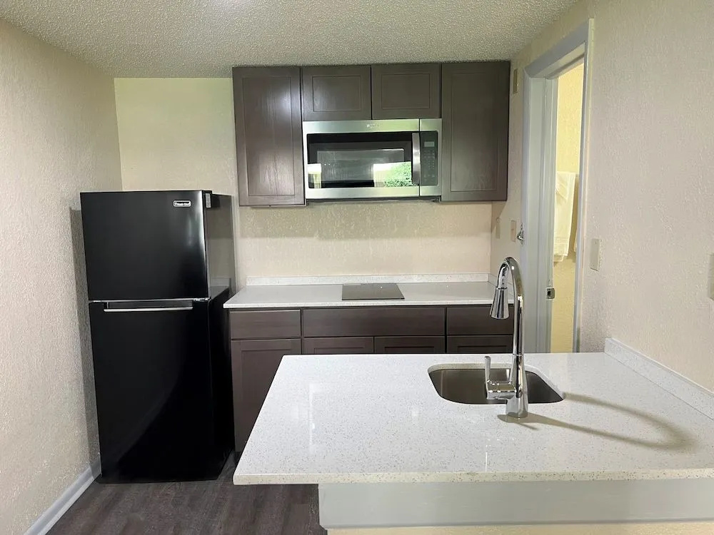 James River Inn & Suites