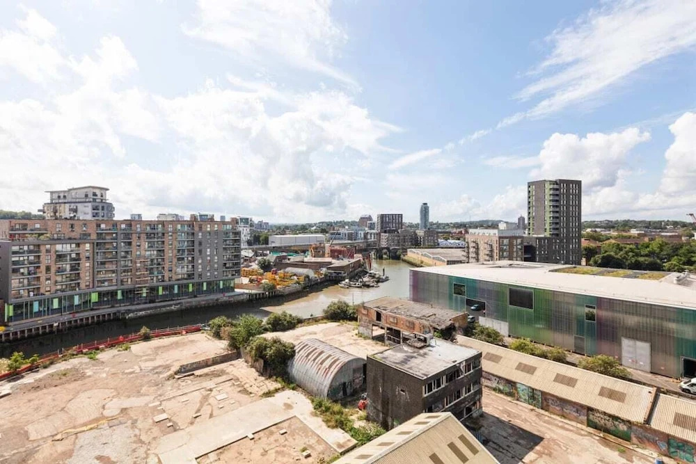 Chic 1 BDR W/balcony in Greenwich, 7mins to st