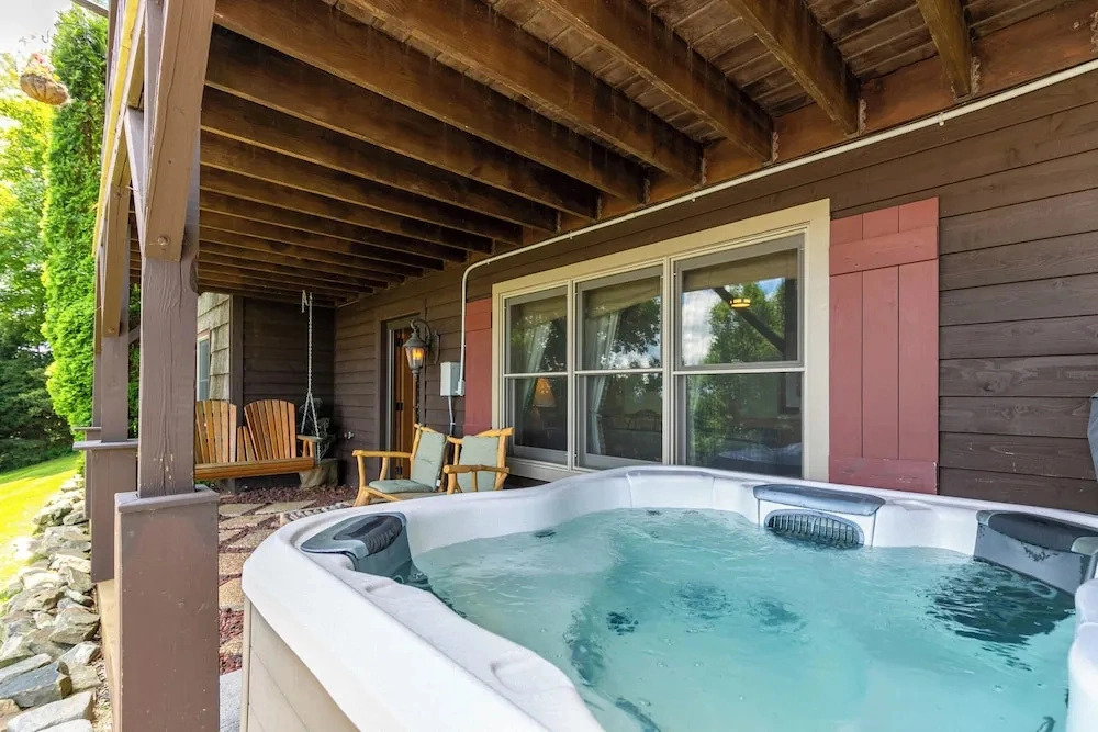 Chipmunk View Lodge - Amazing Views, hot Tub, and Manmade Waterfall
