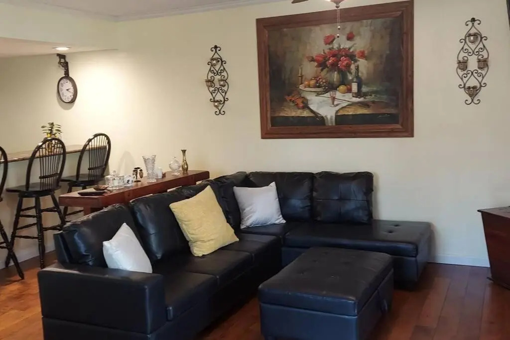 J.Creek Retreat, creekside townhouse +1 car garage