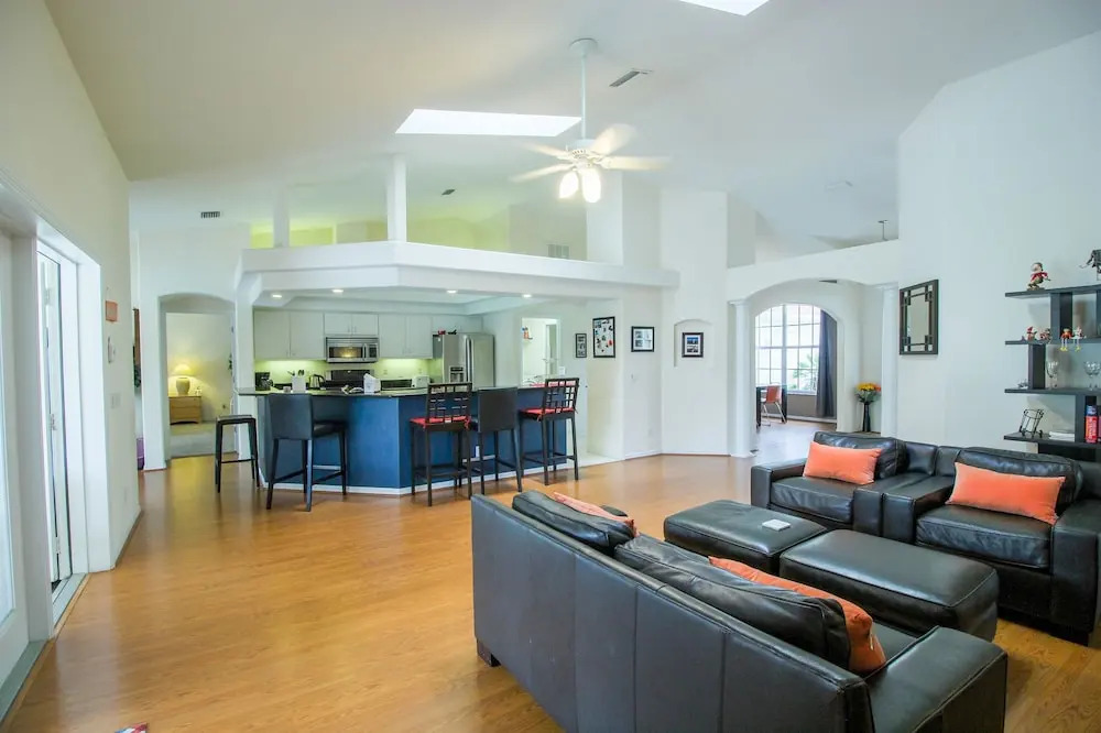 Spacious Modern Pool Home, Family & Golf Trips - 4727 4 Bedroom Home by RedAwning
