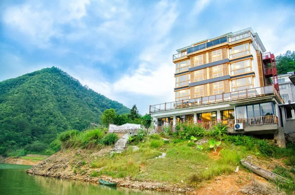 The Lake View Deyishe Resort in Thousand Island Lake