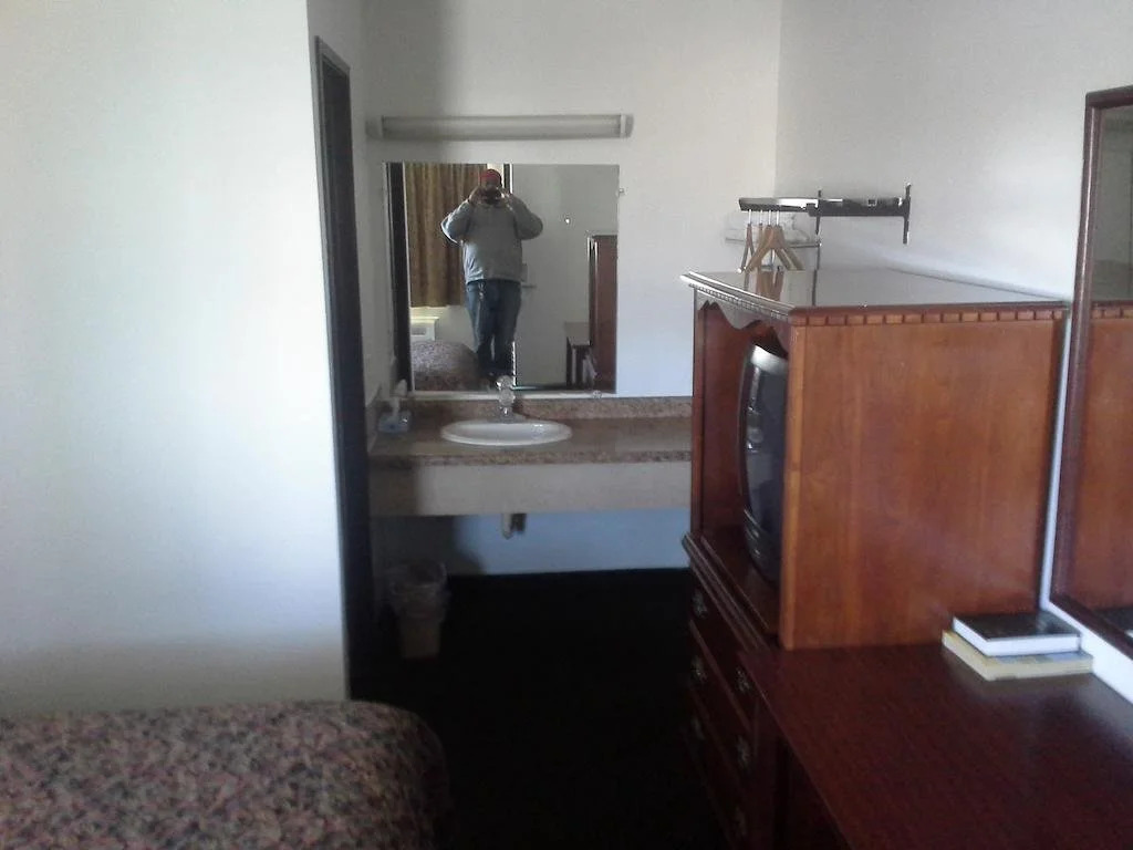 Economy Inn of Holland