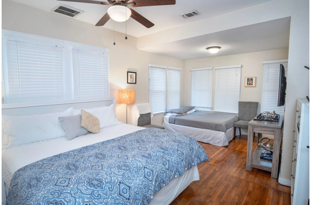 The Highland House 5BR Huge Patio 2 miles to DT