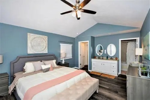 Light House Grand Suite (Luxury Bayfront House Sleeps 10, Private Cabanas, Fire Pits and 100` Pier)
