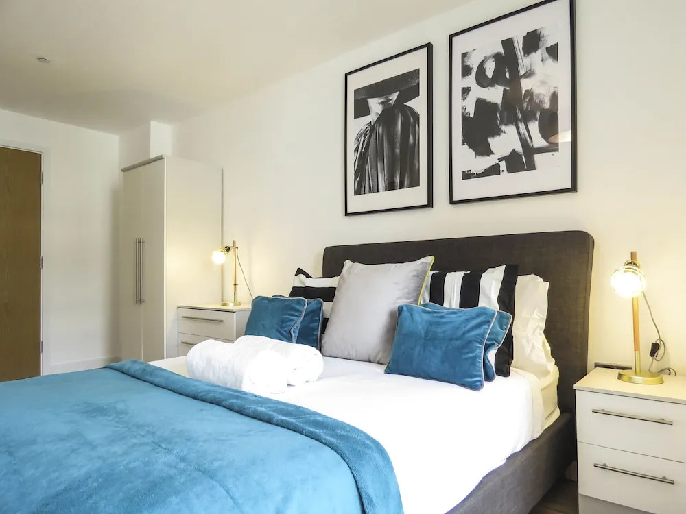 Tudors - Canal Side - Twin beds