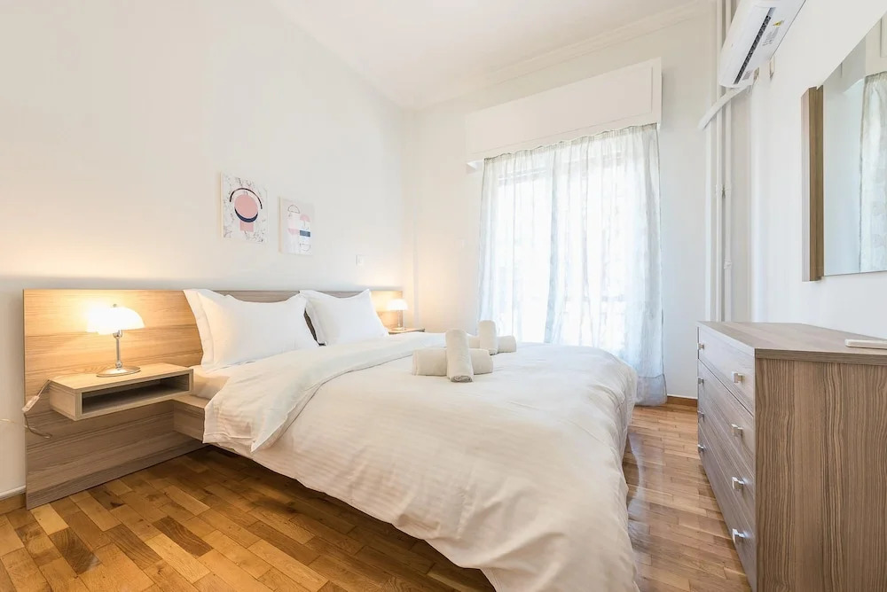 Bright 2 Bdrm apt in the Heart of Athens