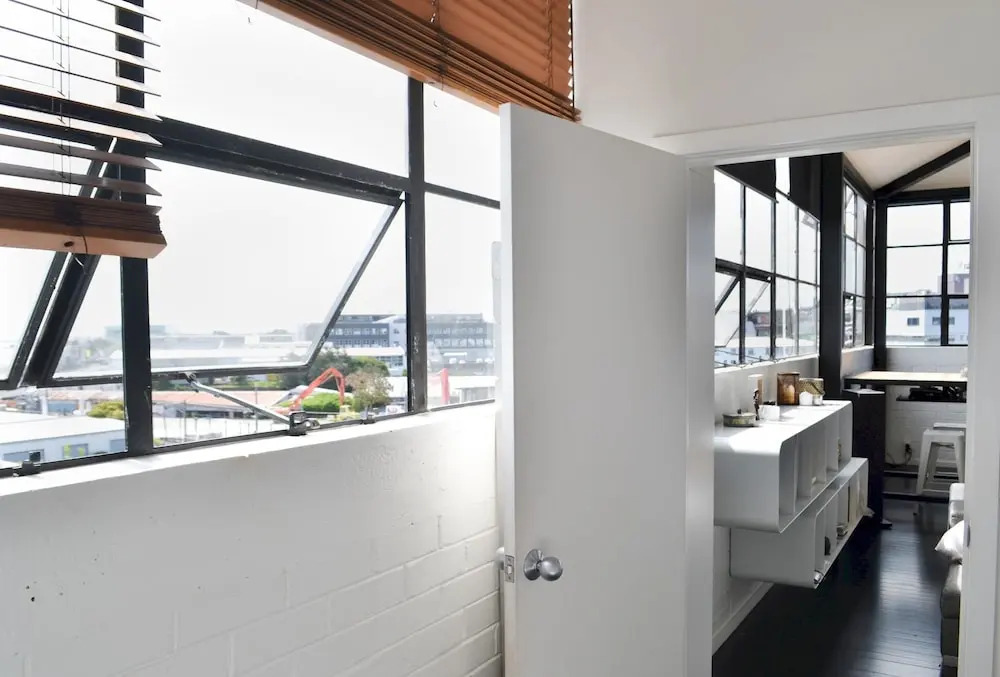 Stylish 2 Bedroom Loft Apartment With Parking