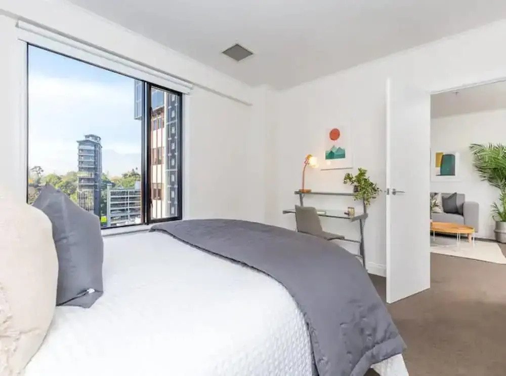 Cozy City Apt | Pool, Gym & View | Zodiak Stays