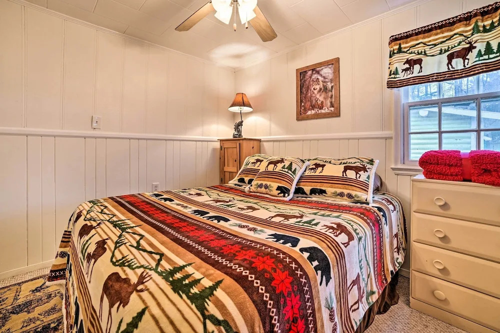 Cozy & Rustic Cottage With Houghton Lake Access!