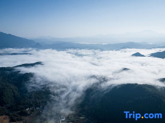 The mountain and the water embrace the Pleasant Bay Homestay