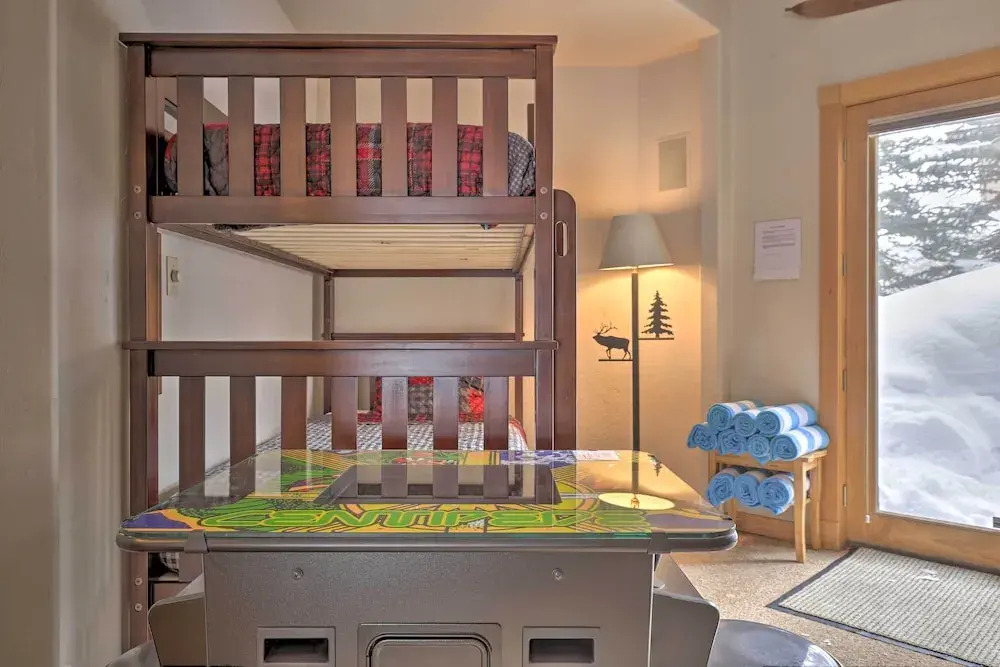 Ski-in/out Breckenridge Gem w/ Hot Tub!