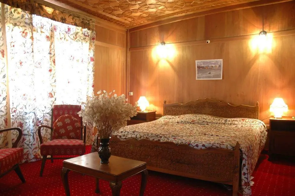 Holiday Inn Group of Houseboat