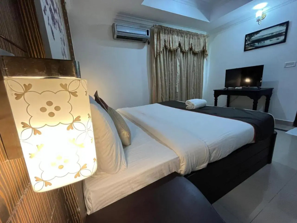 Hotel Gee Bee Palace
