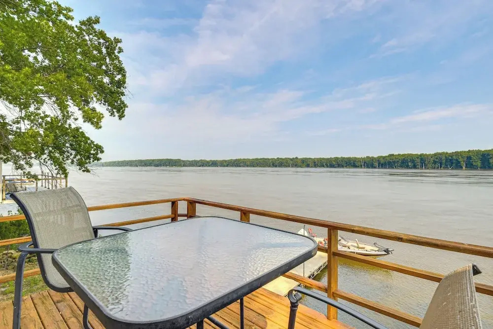 Scenic Views & Yard: Mississippi River Retreat!