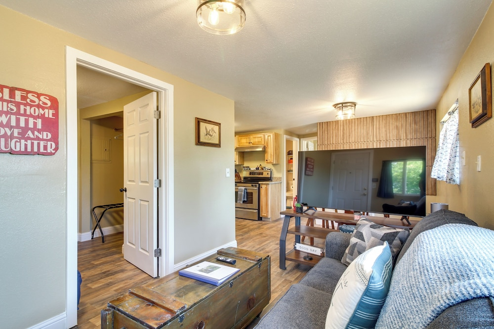 On-site Creek & Fishing: Cozy Coos Bay Retreat!
