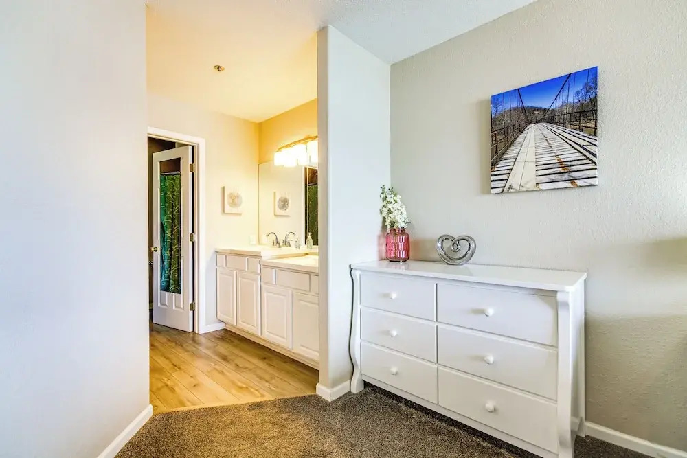 Community Perks! Waterfront Lake Ozark Escape