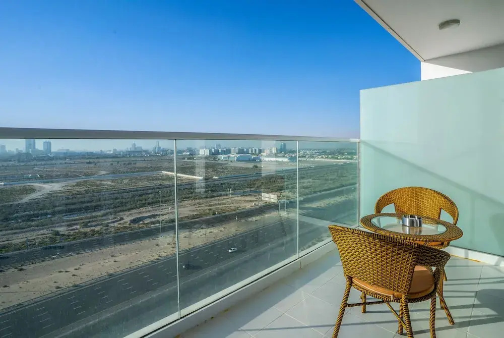 Tanin - Wake Up To Dubai Skyline From This Stylish Studio