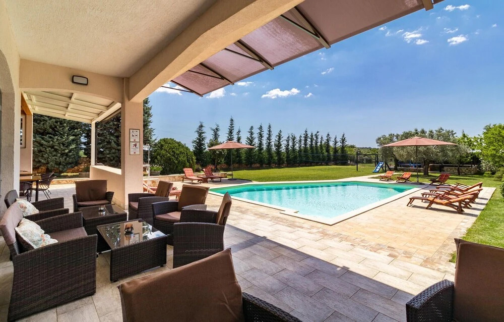 Stunning Home in Pula With Wifi and 6 Bedrooms