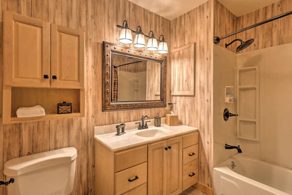 Luxury 4 BR Cabin: 2 King Suites on Shuttle Route