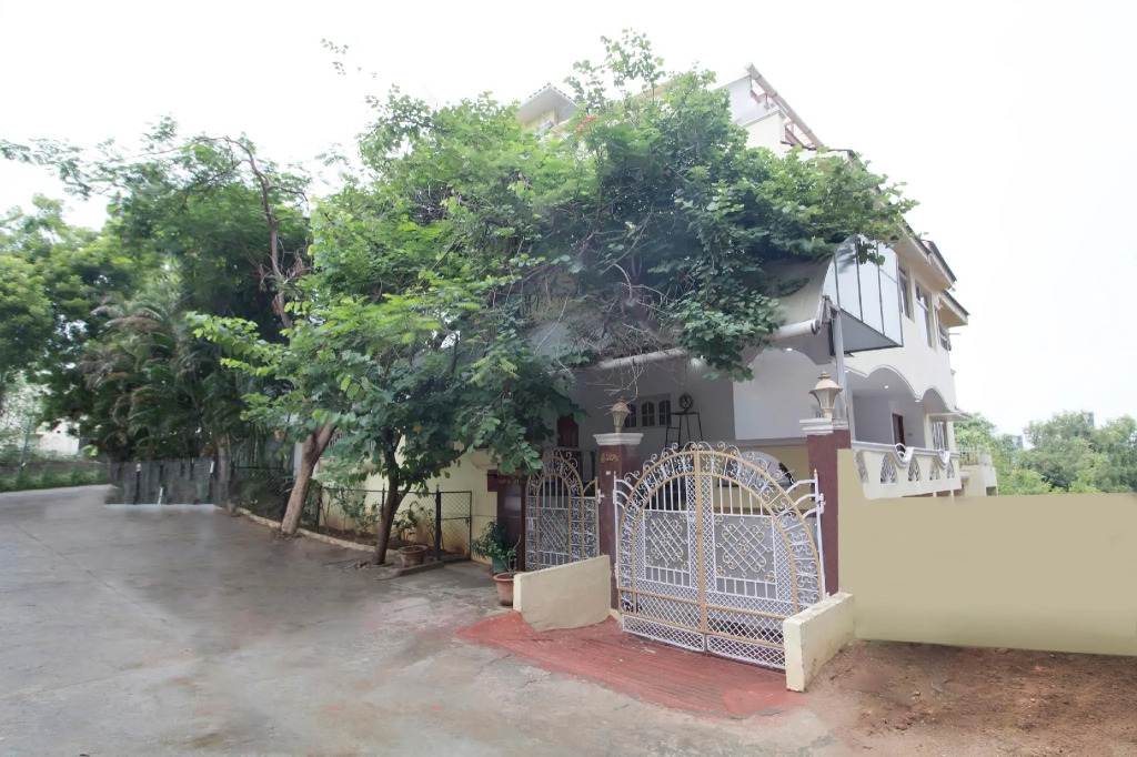 OYO 45017 Exotic Stay Apollo Hospital