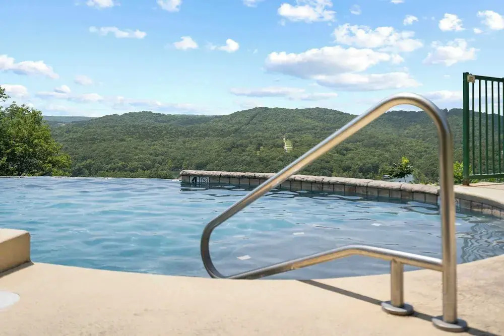 Cliffside Lake Retreat - 2 Bdr, Walk to Table Rock