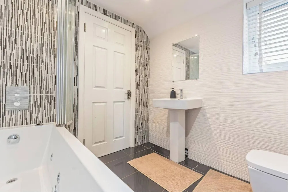 Beautiful 5 Bedroom Home in Coventry 14min to NEC