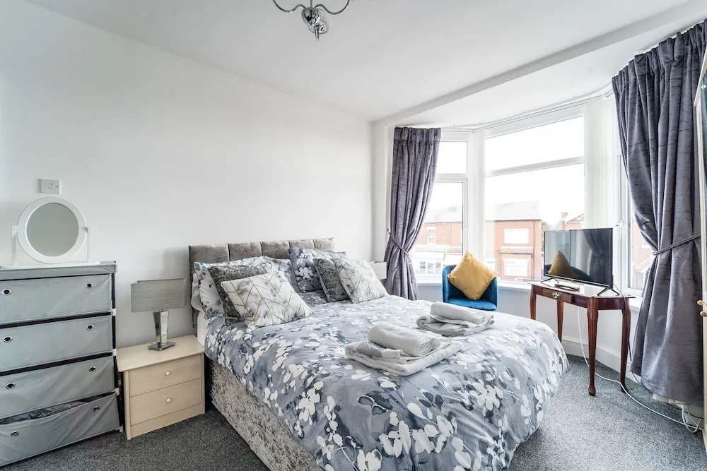 2br-sleeps5-privategarden-freeparking-pets