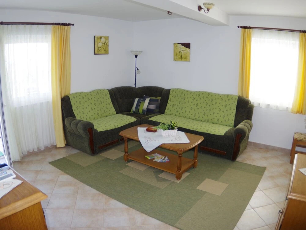 Quaint Apartment with Garden in Pula