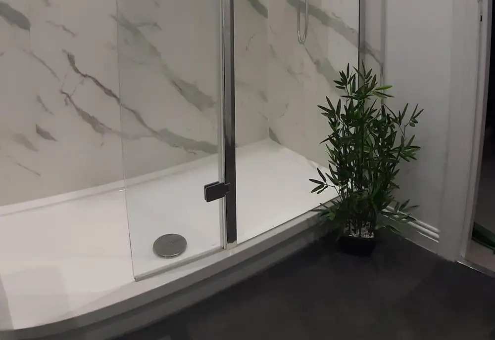 Modern Apartment - Sleeps 4 - Centrally Located