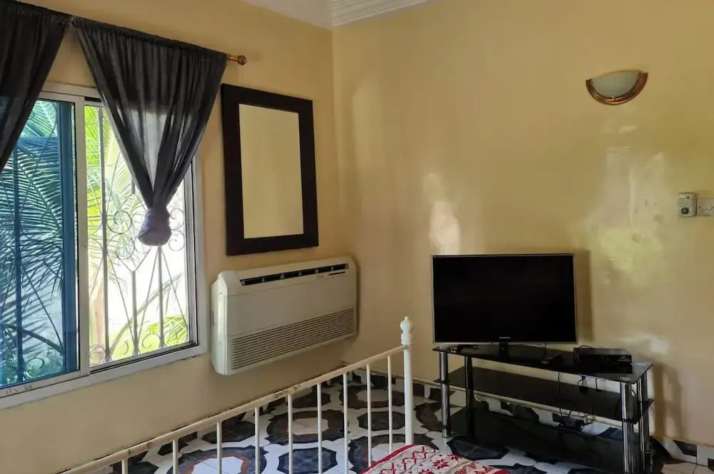 4 Bed House Sleeps 8 - Garden and Pets Welcome
