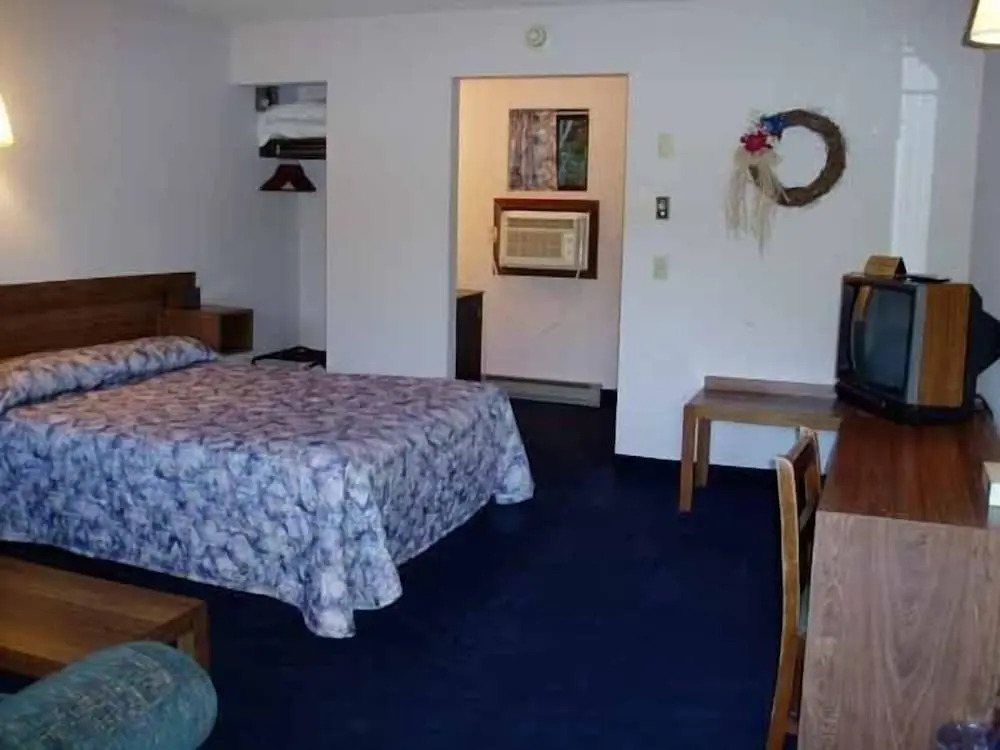Tall Pines Motel