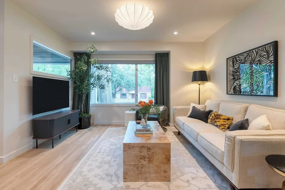 Modern Austin Home w/ Pool, Putting Green & Coffee Nook Townes Retreat by Avantstay