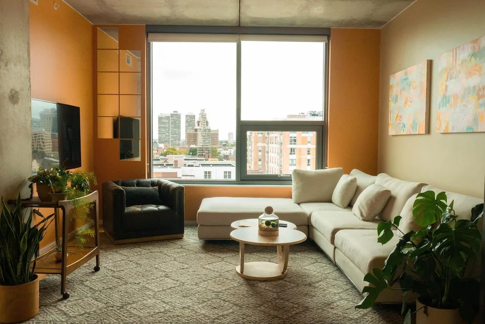 Designer, Spacious 1BD in Historic District