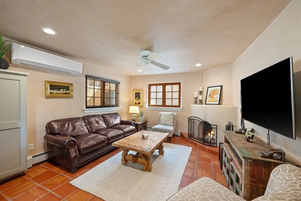 Casita de las Aves - Unbeatable Location, Spacious Yard