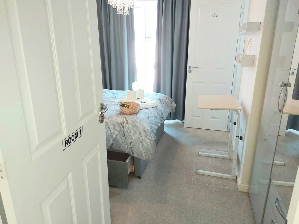 3 Guest Rooms in a 3bed house with kitchen, ENSUITE options also available