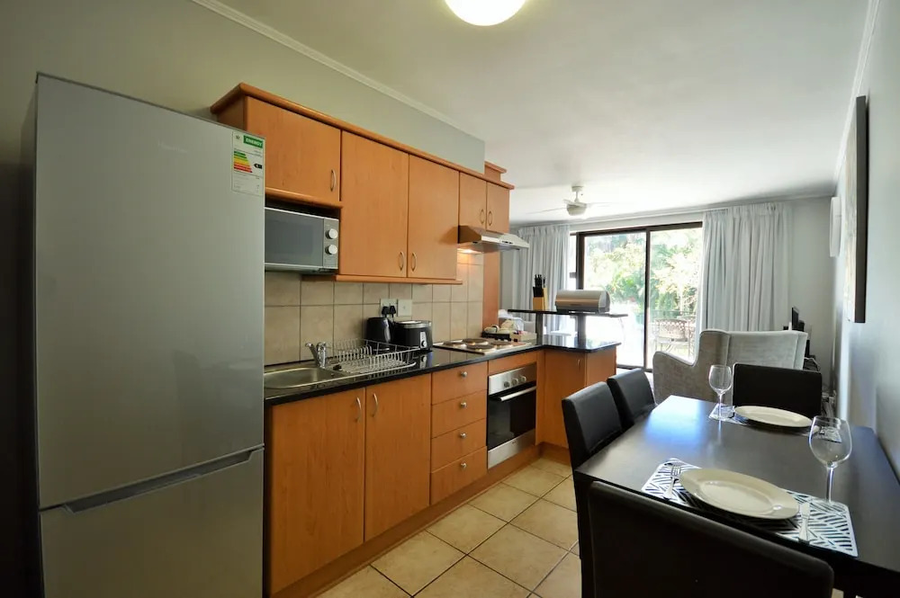 Island Club Hotel & Apartments