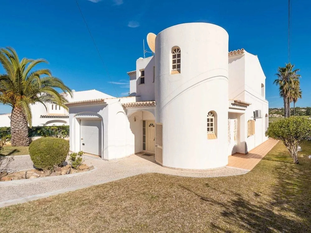Modern Villa in Albufeira with Private Swimming Pool
