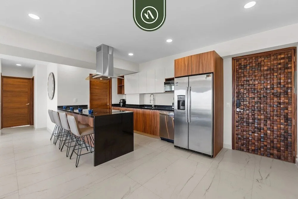 Tropical 2 BR Retreat - Close to the Beach - Pool