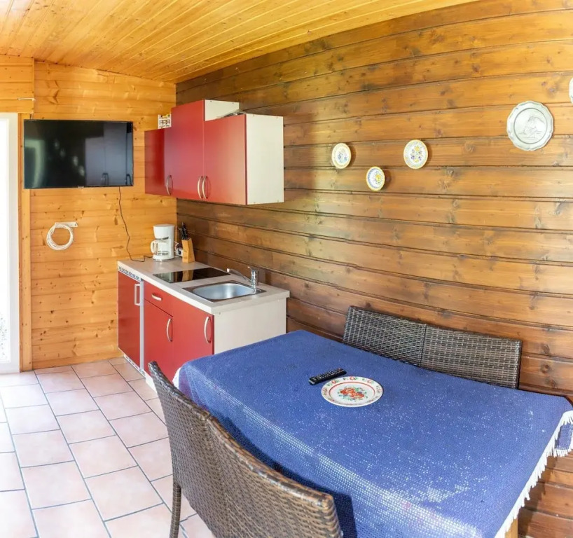 Bungalow by Lake Ossiach With Mountain Views