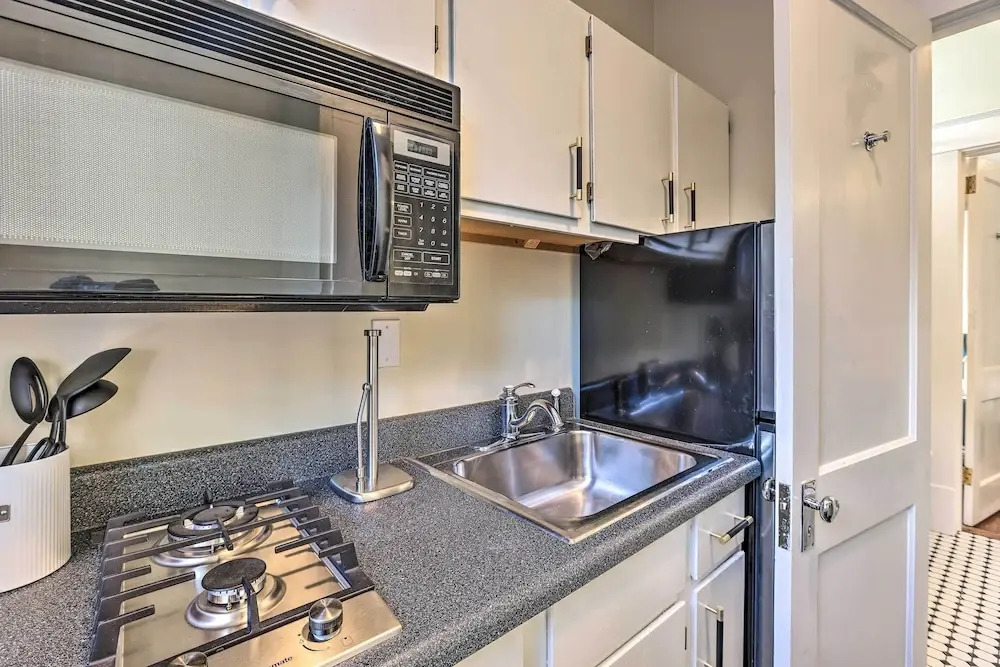 Bright Apartment 3 Mi to Downtown Birmingham!