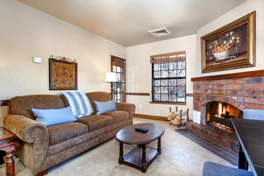 K B M Resorts- Cbi-104 Upgraded 1bd, Wood Fireplace, Full Kitchen, Wifi, Walk to Slopes!