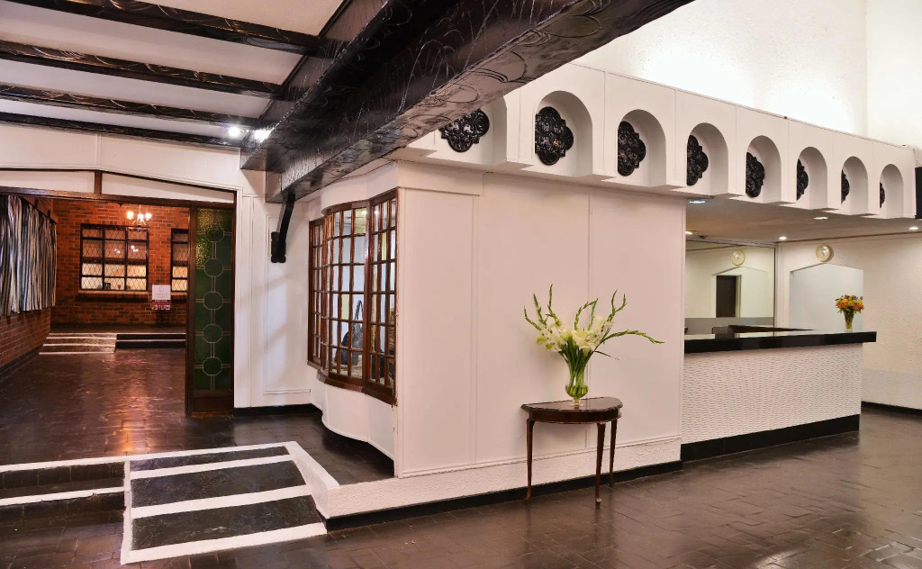 Cresta Churchill Hotel